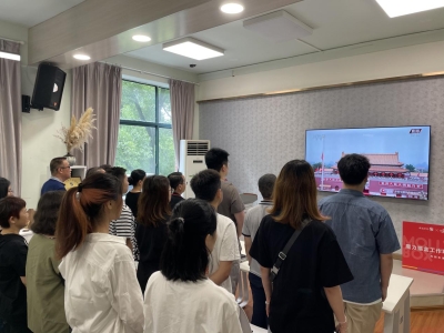 人文與社會科學系黨支部師生收看直播-1