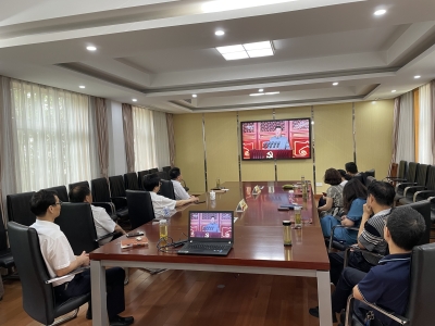 黨委理論學習中心組成員收看直播-1