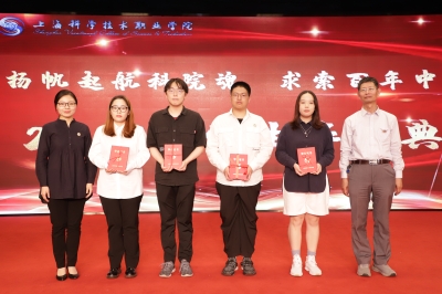 通信與電子信息系領導為畢業生代表頒發畢業證書